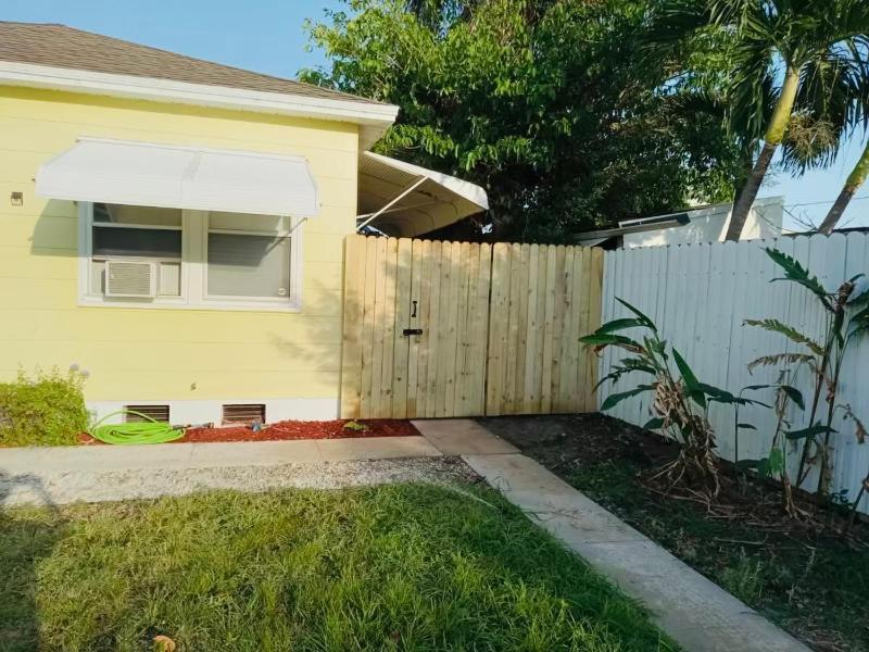 5 Min To Beach Large Living Room Fenced Backyard Bbq Firepit Driveway Boat Parking Lake Worth Beach Extérieur photo